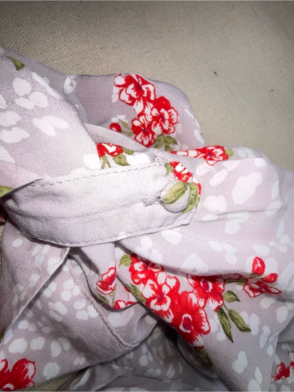 Torrid Women's Blouse Grey with Red Flowers & White Polka Dots Torrid Size 3 - Picture 12 of 13
